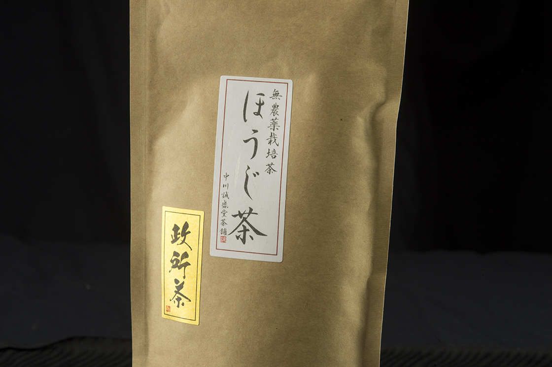 első szedésű frissen sütótt hojicha japán pörkölt tea