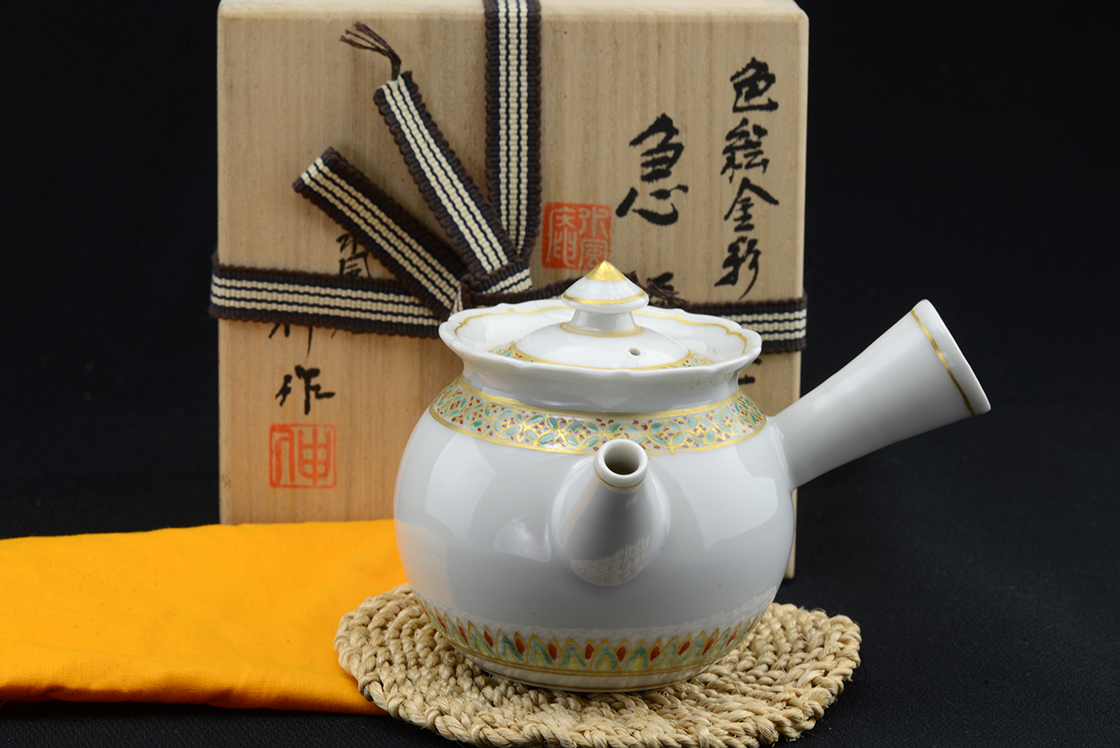 white porcellain japanese tea pot