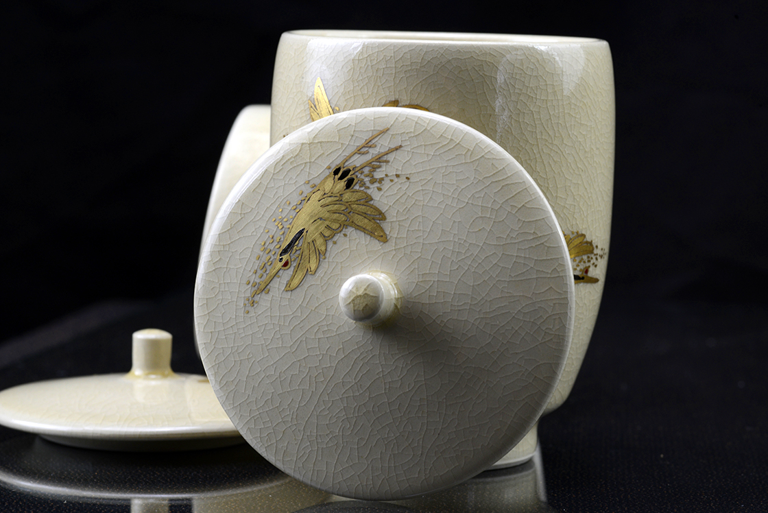 Satsuma kézzel festett, aranyozott japán porcelán teáscsésze pár