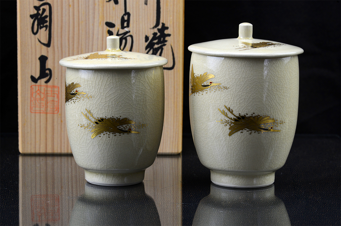 Satsuma kézzel festett, aranyozott japán porcelán teáscsésze pár