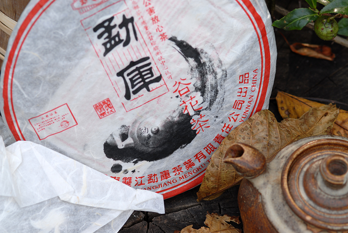 A Mengku Shuangjian külön márkája a Rongshi, ez dobta piacra ezt az őszi teát. A puerh vidékeken általában két tavaszi, két nyári és egy őszi szedés követi egymást. Az őszi szedés célja az elsimított, nyugodt, kellemes, bársonyos ízek lepénybe préselése. A lepényen jól látható, milyen hatalmasak az őszi puerh rügyek, az öntete is igazi ősziesen csillogó, lágy íz. Télre készülő, nyugodt, lágy tea. 