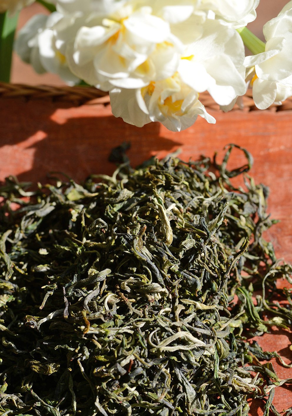 Kora tavaszi magashegyi yunnani zöld tea. Minden évben két-három yunnani zöldet választunk ki kínálatunkba. A fő szempont, hogy elkerüljük a yunani zöldek esetében sokszor jellemző gyorsan öregedő, porosodó teákat és  jövő tavaszig kitartó, jó erejű, kiegyensúlyozott zöldet kapjunk. Ez a tea Simaoból érkezett, a neve Zhao Chun 早春 csak annyit jelent "kora tavaszi". Ízlelgetve, kortyolgatva eldöbthetjük milyen lesz az idei év, különösen az idei szokatlan kemény fagyok után.  Kína más termőterületeire vonatkozó messzemenő követeztetéseket ugyanakkor nem lehet ebből levonni. 