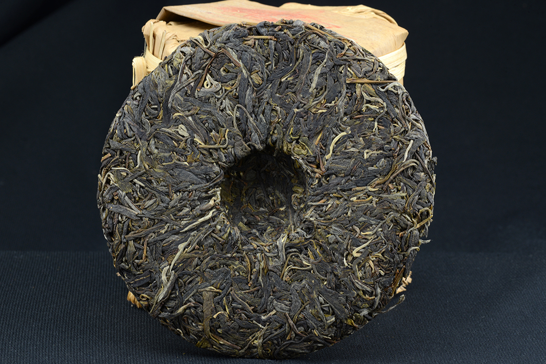 2015 Yiwu Walong vad sheng puerh tea