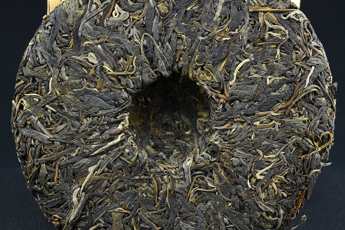 2015 Yiwu Walong vad sheng puerh tea