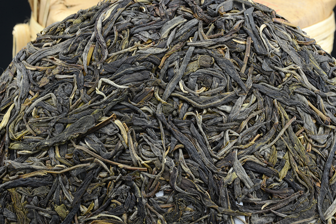 2015 Yiwu Walong vad sheng puerh tea