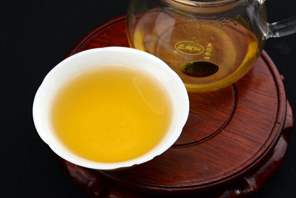 2015 Yiwu Walong vad sheng puerh tea