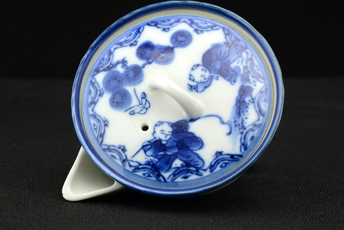 Nabeshima hand painted hoihin japanese  tea pot