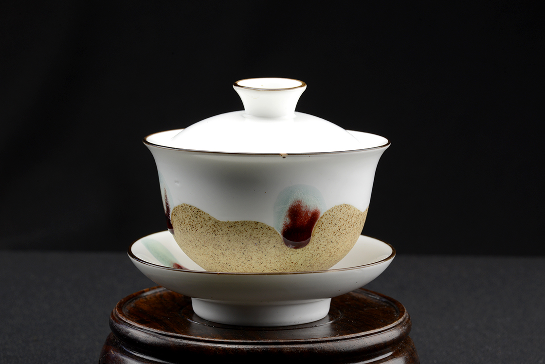 Absztrakt páva jegyekkel díszített porcelán gaiwan teáscsésze.