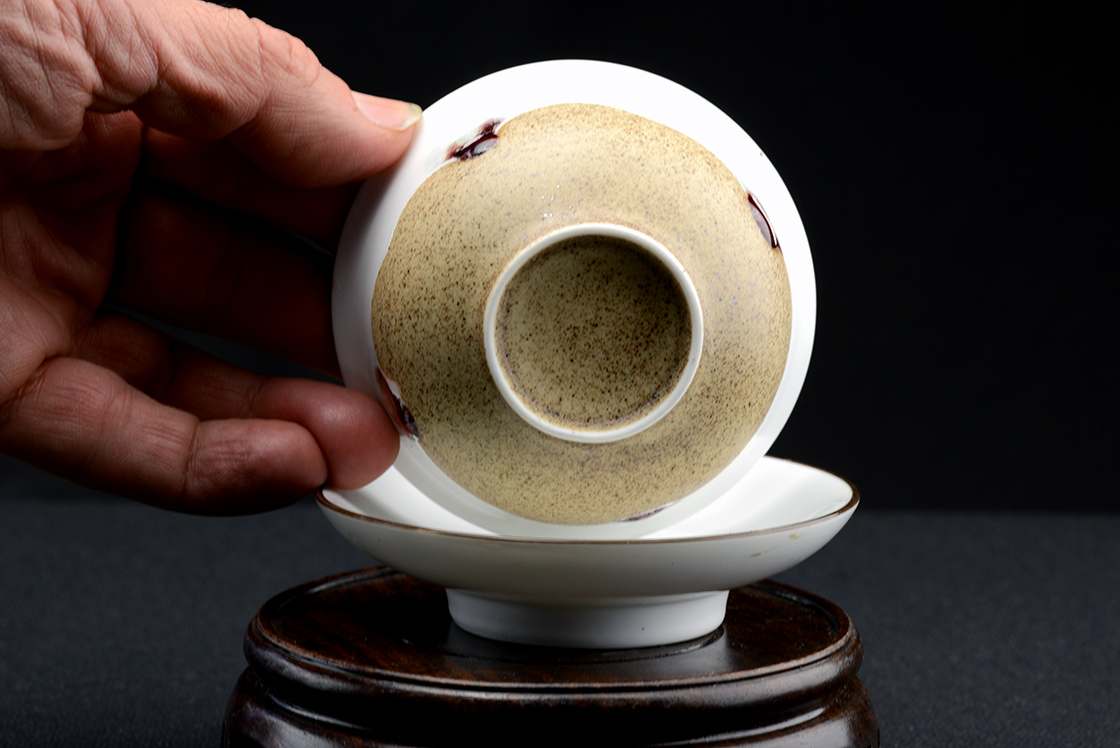 Absztrakt páva jegyekkel díszített porcelán gaiwan teáscsésze.