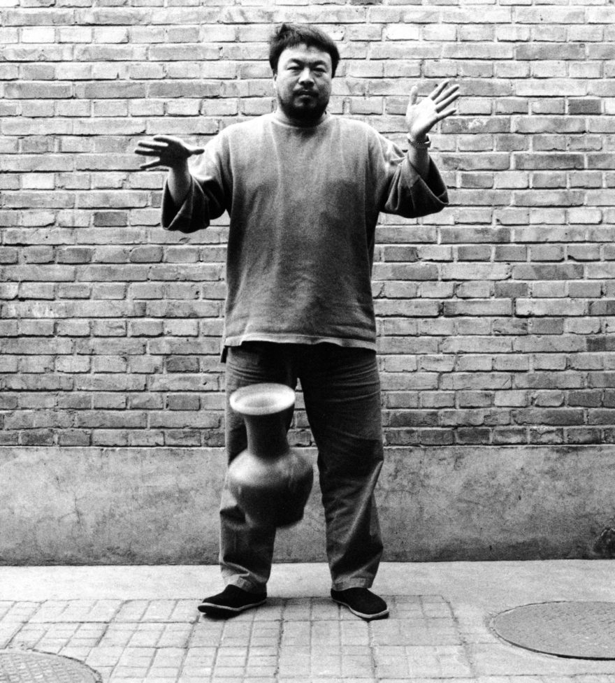 Ai Weiwei egy antik váza leejtése