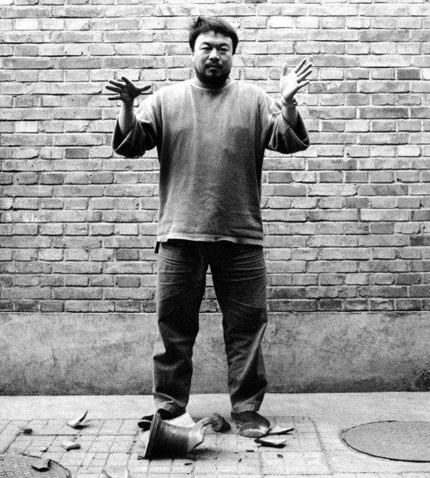 Ai Weiwei egy antik váza leejtése