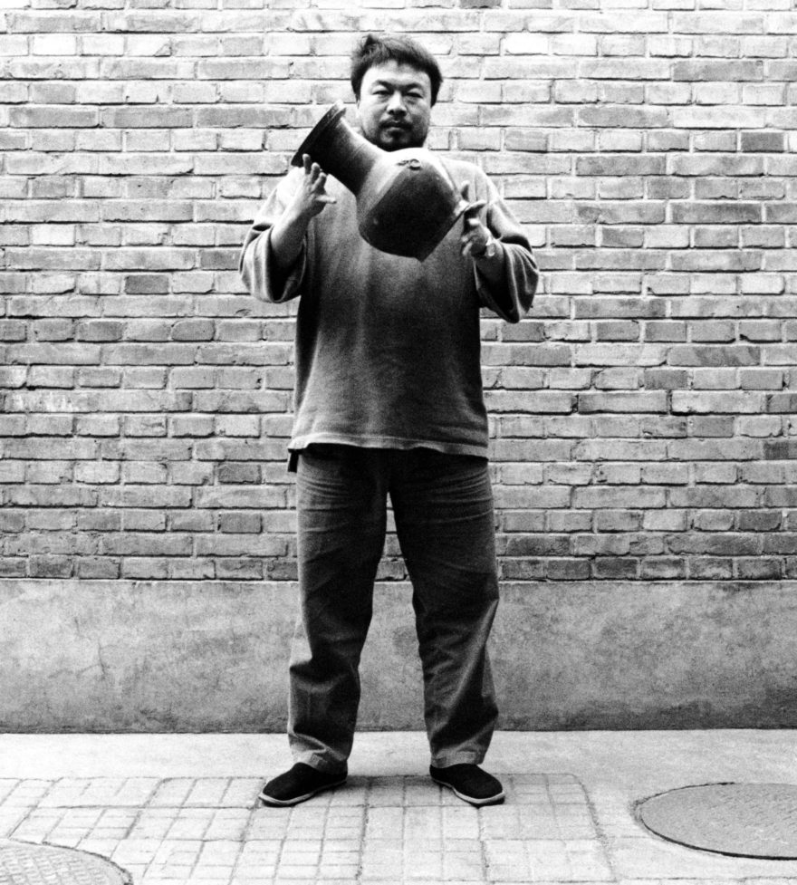 Ai Weiwei egy antik váza leejtése