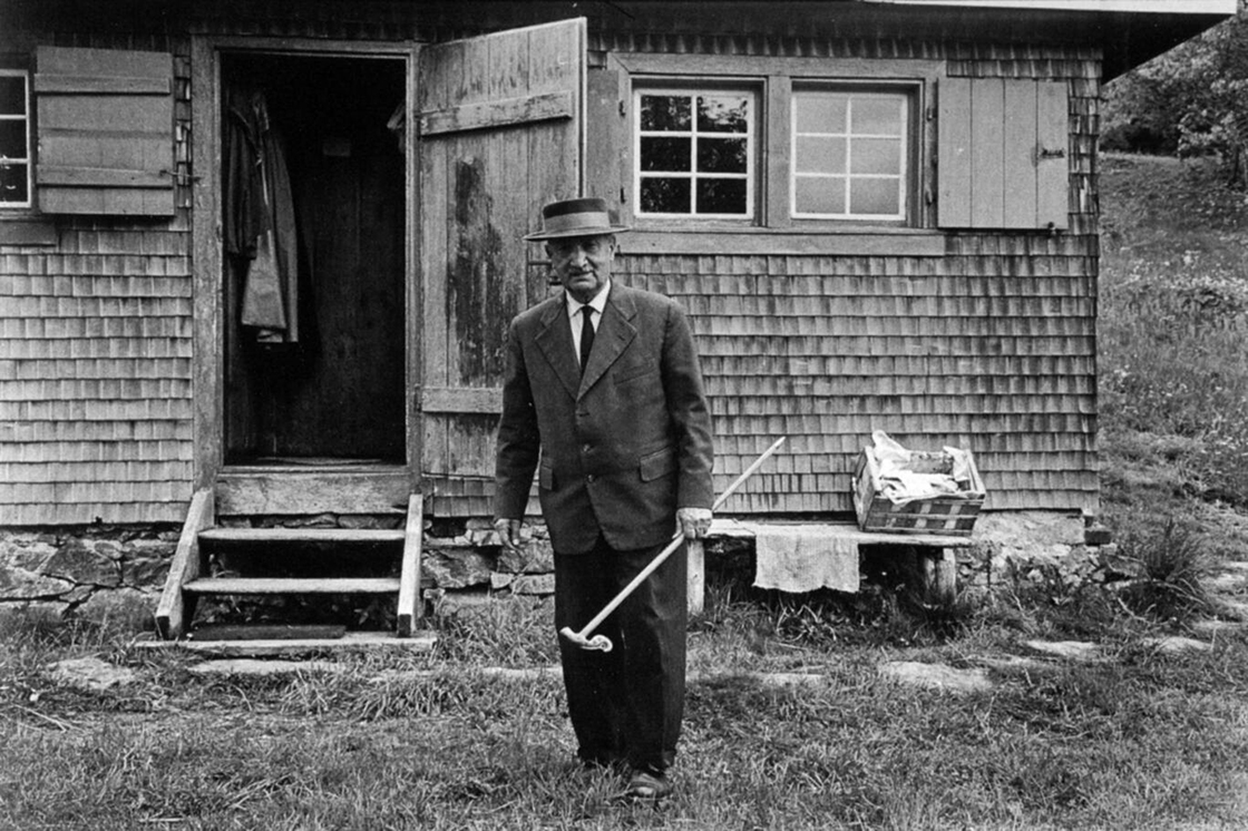 Martin Heidegger 1968 vor seiner Hütte in Todtnauberg im Hochschwarzwald.FOTO: BPK / DIGNE MELLER MARCOVICZ