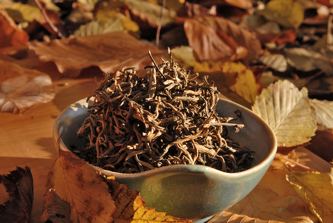 dian hong yunnani aranyvörös kínai fekete tea ősz 