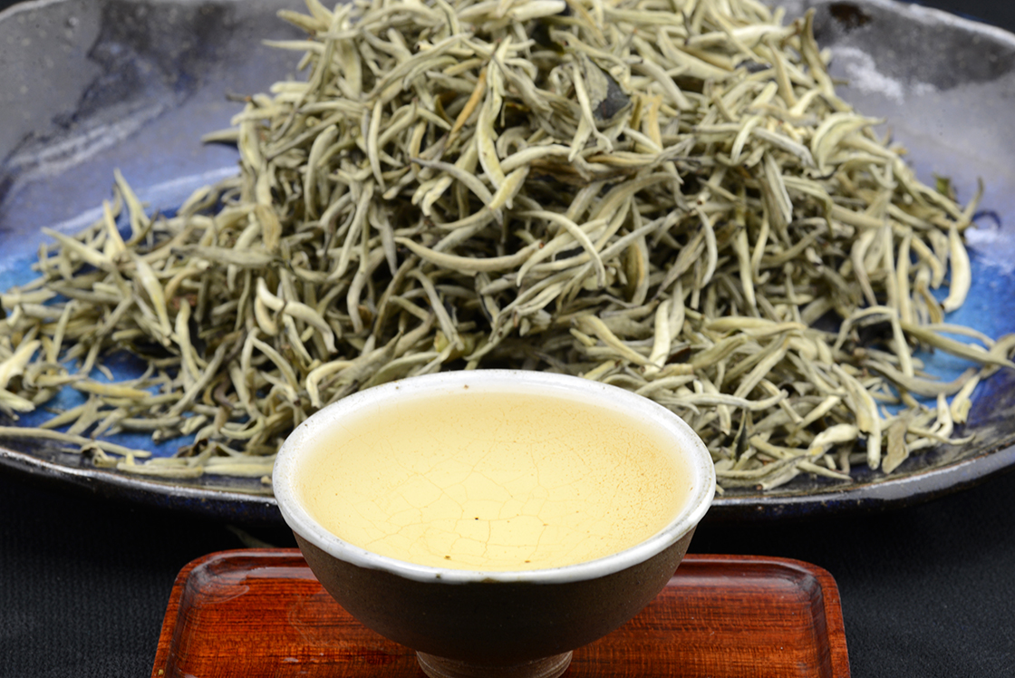 Lincangi ezüst tűk fehér tea