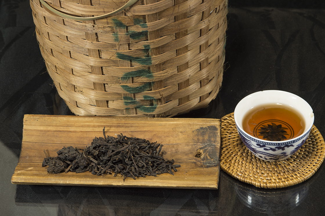 2007 Liu Bao 2702 érlelt hei cha posztfermentált tea
