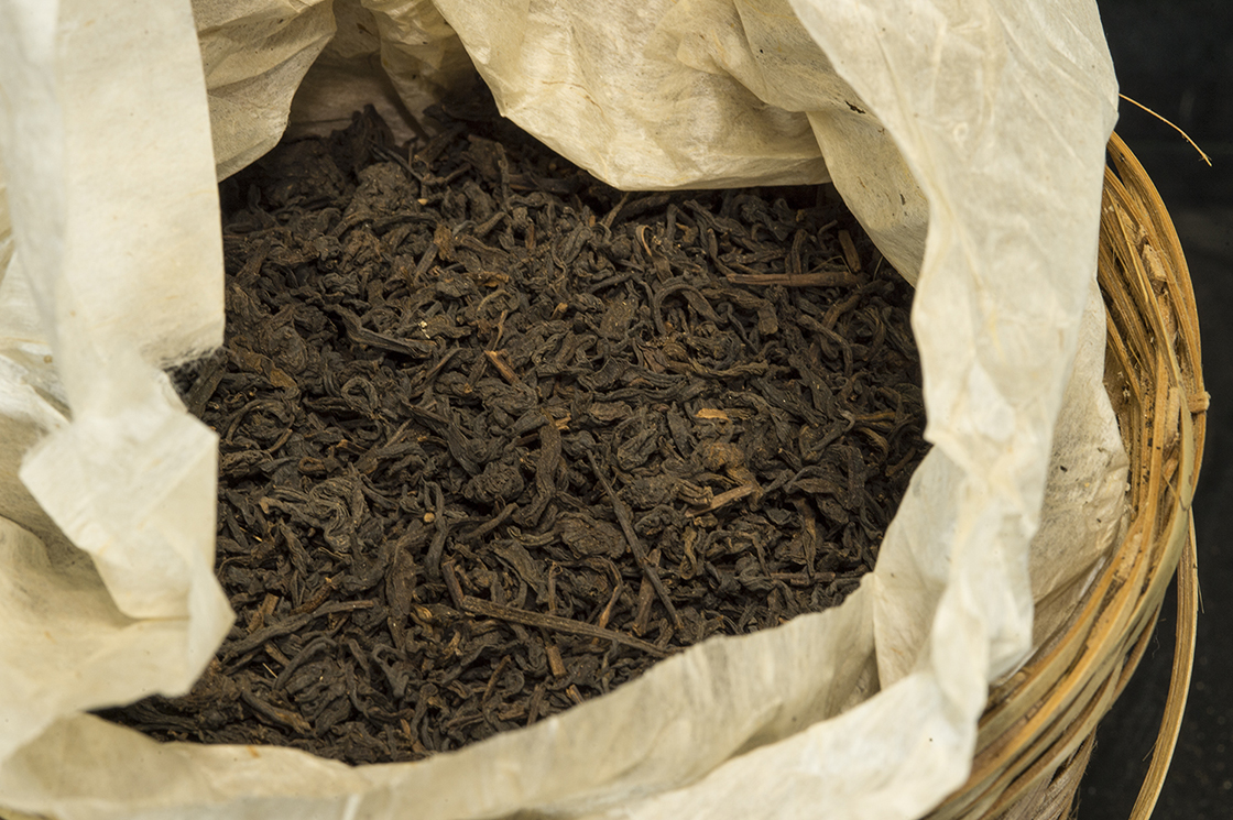 2007 Liu Bao 2702 érlelt hei cha posztfermentált tea