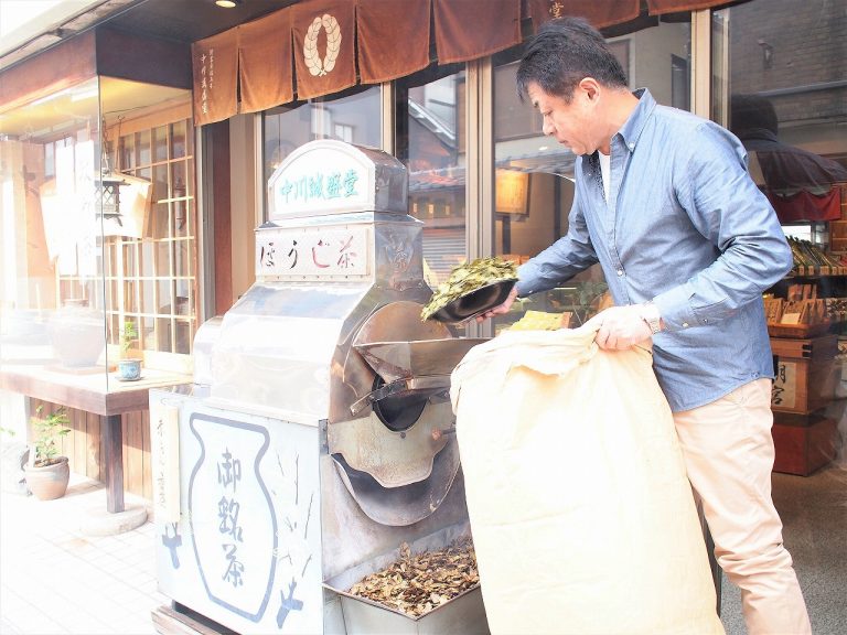 hojicha sütött tea