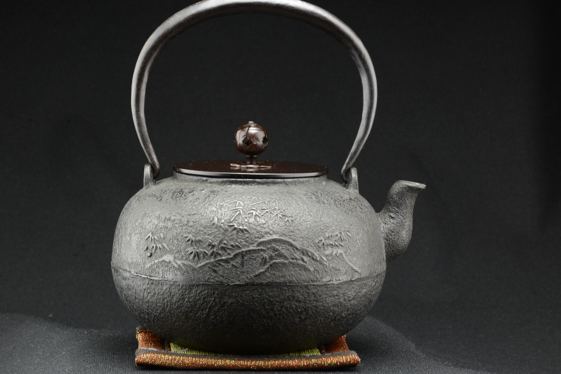 Dharuma Matsu Sho Dake  Pear shape pine and bamboo pattern cast iron tetsubin 