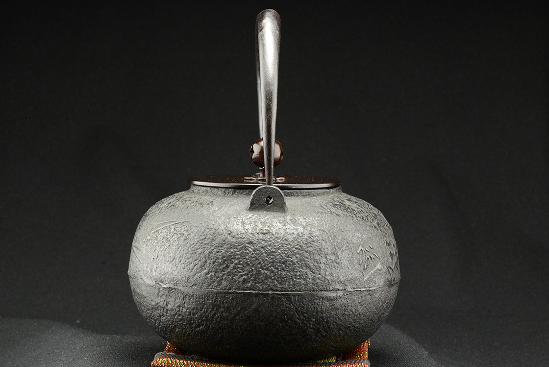 Dharuma Matsu Sho Dake Pear shape pine and bamboo pattern cast iron tetsubin 