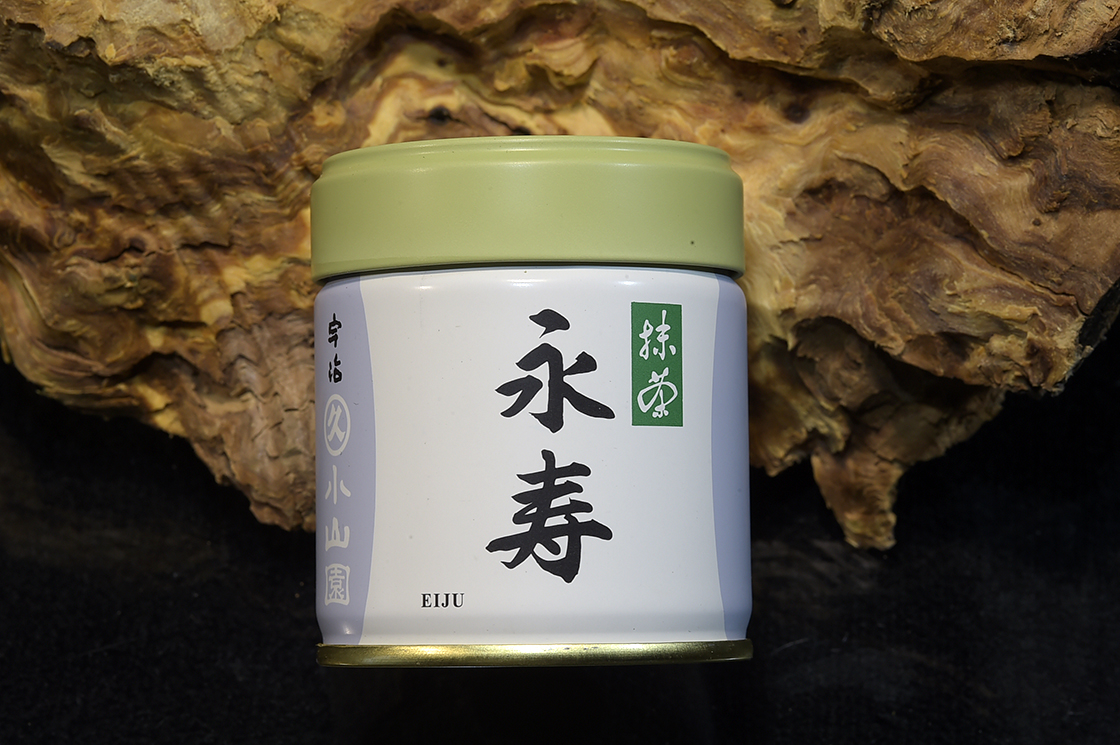 Matcha Eiju - Hoszú élet  永寿  Matcha Eiju prémium koicha porrá őrölt japán zöld tea  A hagyományos Uji matcha sorozat harmadik legfinomabb teája, a Choan alatt és az Unkaku felett.  Édes, selymes, vajas karakter, hosszan zengő, finom utóízzel.