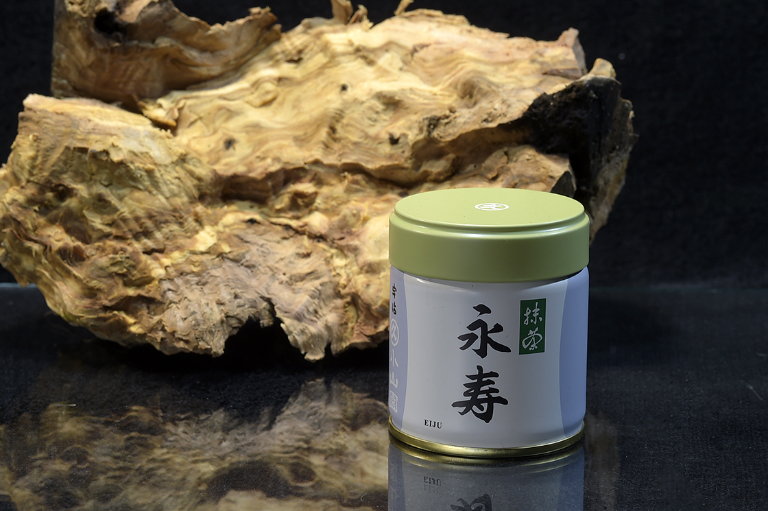 Matcha Eiju - Hoszú élet  永寿  Matcha Eiju prémium koicha porrá őrölt japán zöld tea  A hagyományos Uji matcha sorozat harmadik legfinomabb teája, a Choan alatt és az Unkaku felett.  Édes, selymes, vajas karakter, hosszan zengő, finom utóízzel.