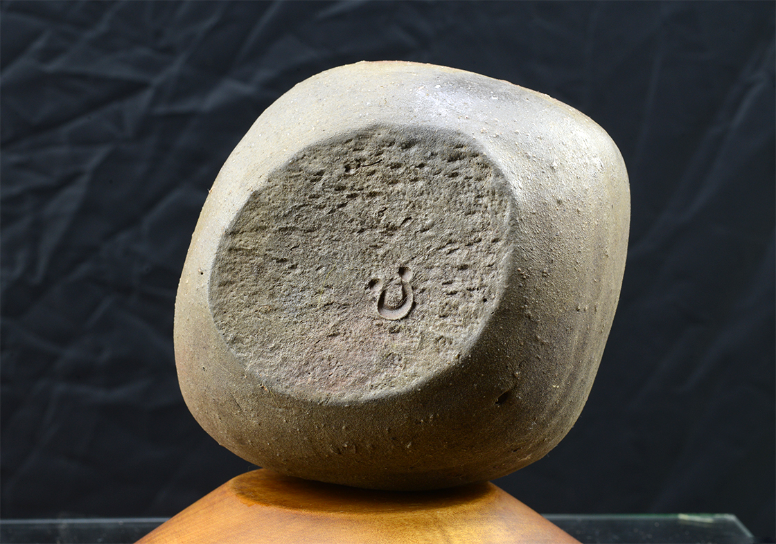 bizen szaké tartó