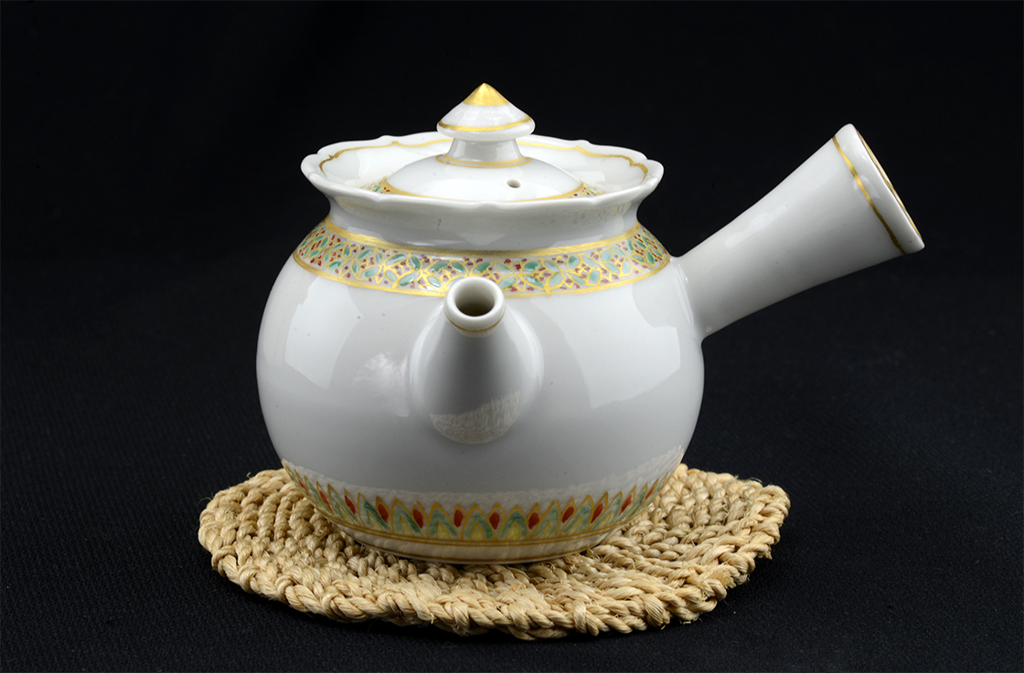 white porcellain japanese tea pot