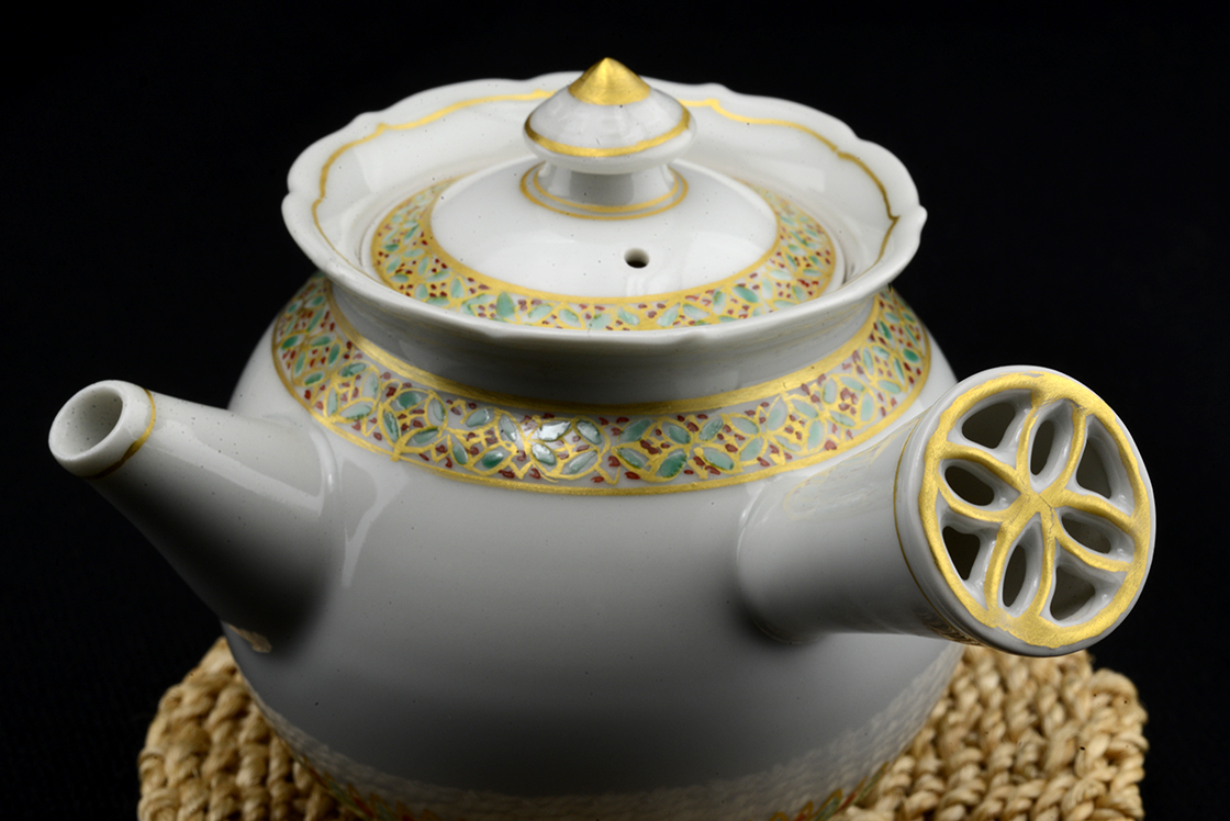 white porcellain japanese tea pot