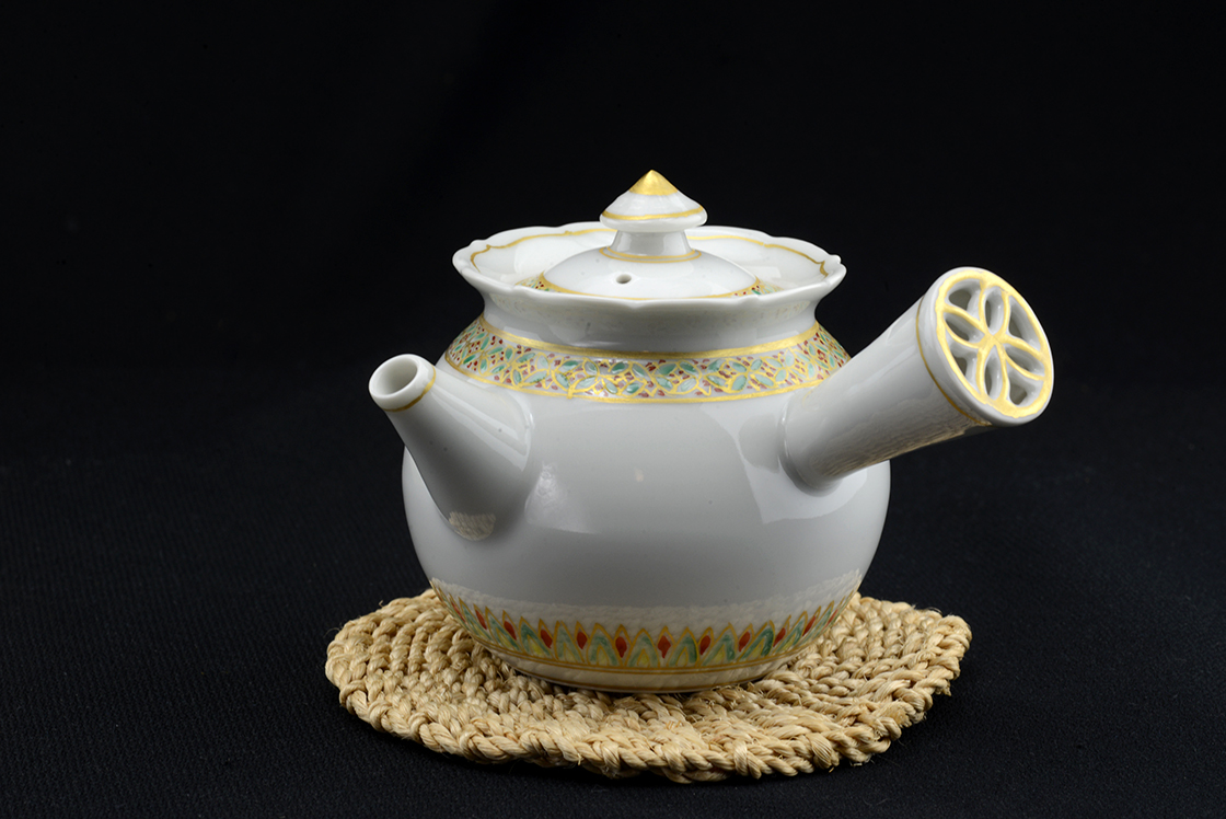 white porcellain japanese tea pot