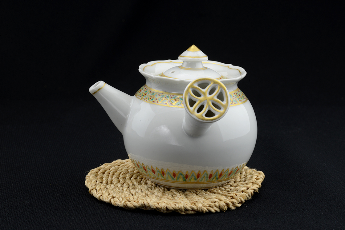 white porcellain japanese tea pot