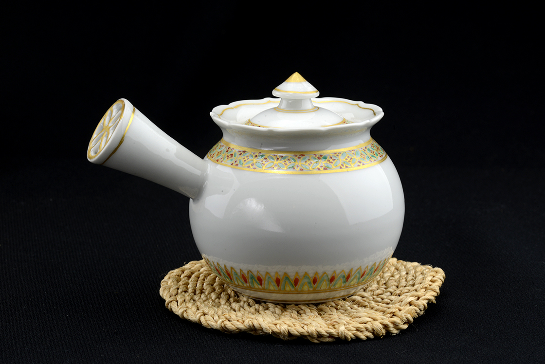 white porcellain japanese tea pot