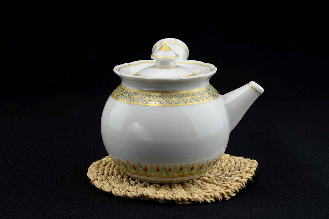 white porcellain japanese tea pot