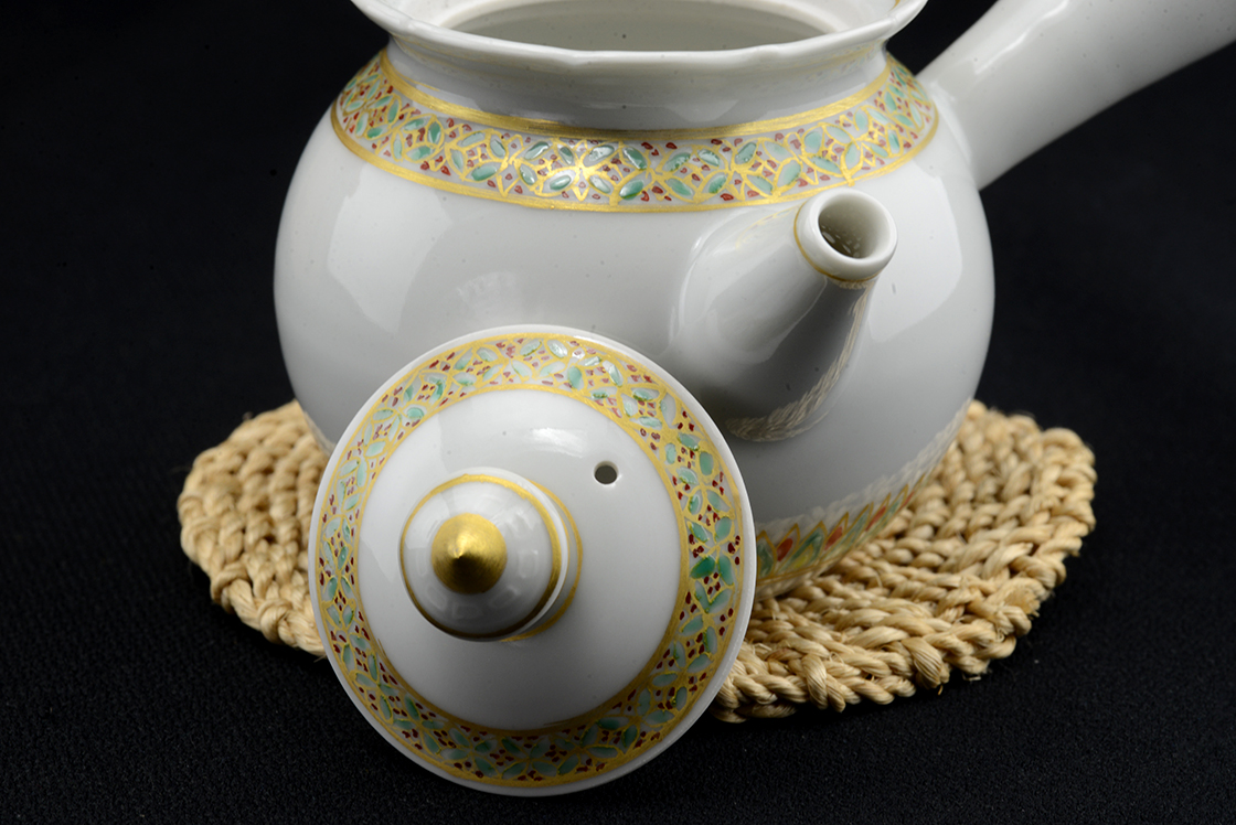 white porcellain japanese tea pot