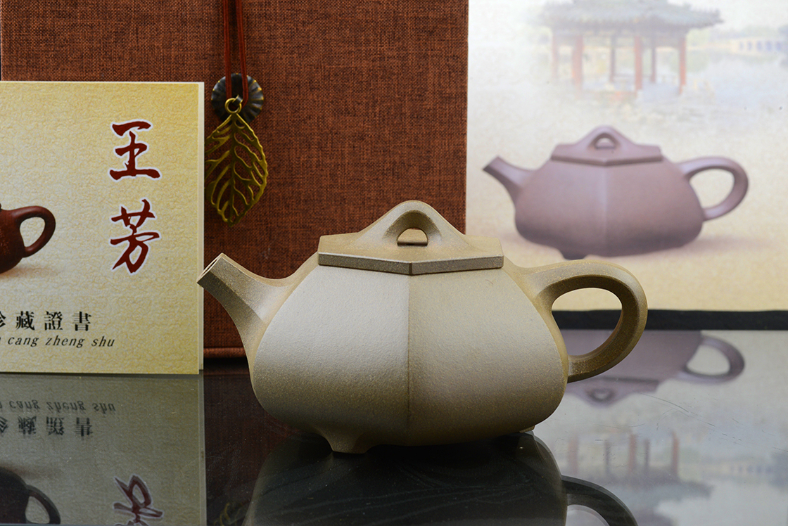 Lifang yixing teáskanna, ami nevét hatszögletű, nehezen formázható alakjáról kapta.