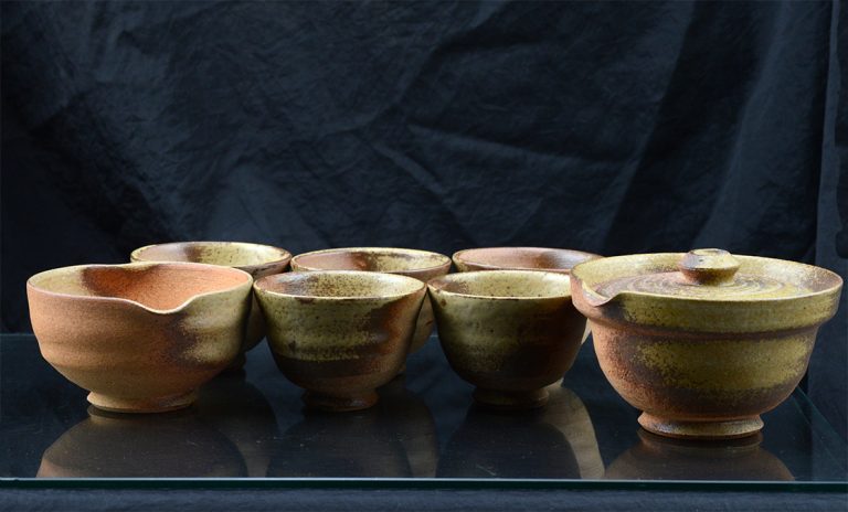 rakusai takahashi műhelyében készült japán shigaraki teáskészlet